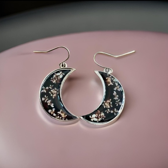 Black floral crescent moon earrings & Crescent moon Snow White beaded bracelet - Picture 6 of 6